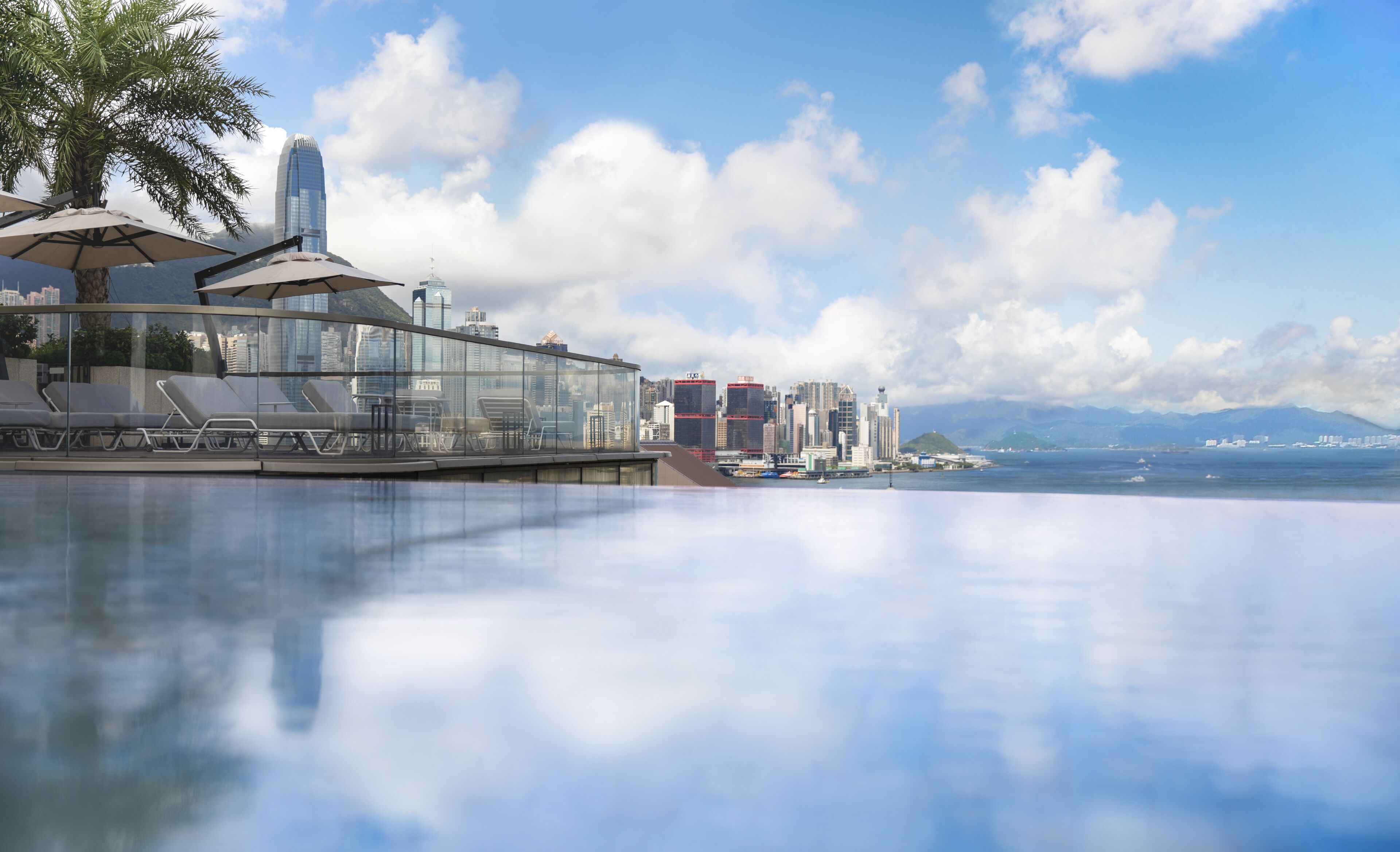 Una piscina al aire libre, tumbonas