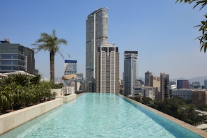 Una piscina al aire libre, tumbonas