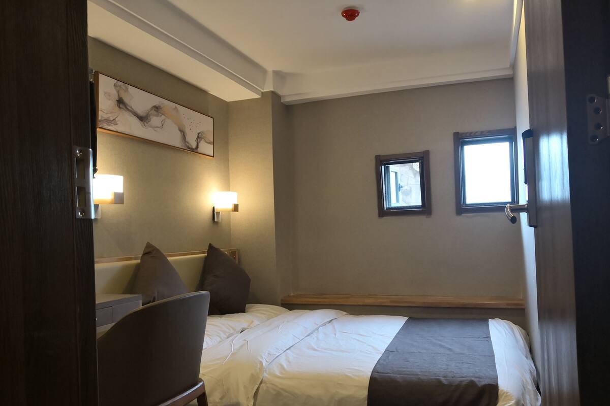 Habitación Confort doble | Escritorio, cortinas opacas, sistema de insonorización y wifi gratis