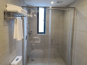 シャワー、バスアメニティ (無料)、ヘアドライヤー、スリッパ