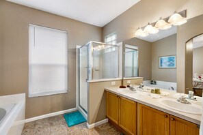 Combined shower/bathtub, hair dryer, towels