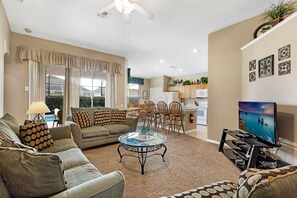 Smart TV, reproductor de DVD, futbolito, mesa de ping pong