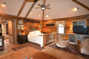 1 bedroom, iron/ironing board, free WiFi, bed sheets - Authentic Custom Cabin, 17 miles from Yellowstone National Park (Emigrant)