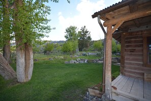 Property grounds - Authentic Custom Cabin, 17 miles from Yellowstone National Park (Emigrant)