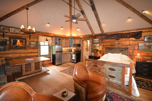 Authentic Custom Cabin, 17 miles from Yellowstone National Park