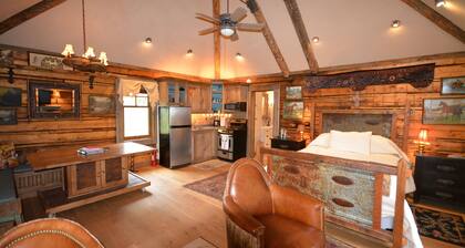 Authentic Custom Cabin, 17 miles from Yellowstone National Park