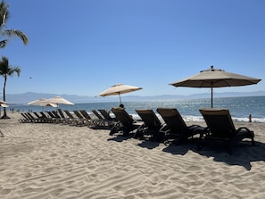 Plage, chaises longues, serviettes de plage