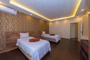 Departamento familiar, 3 habitaciones, para fumadores, cocina | 4 habitaciones, ropa de cama de alta calidad y cortinas blackout