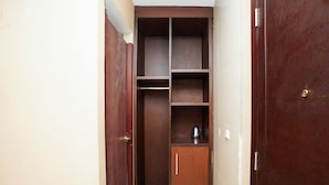 Deluxe Double Room, 1 Double Bed | Room amenity - Oyo 1449 Istana Permata Dinoyo (Surabaya)