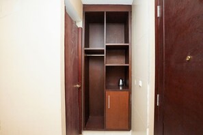 Deluxe Double Room, 1 Double Bed | Room amenity - Istana Permata Ngagel (Surabaya)