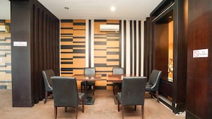 Meeting facility - Oyo 1449 Istana Permata Dinoyo (Surabaya)