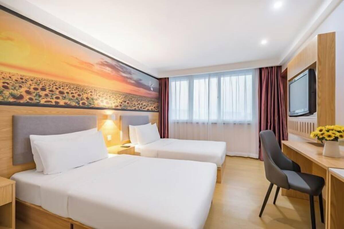 Minibar, escritorio, cortinas blackout y wifi gratis