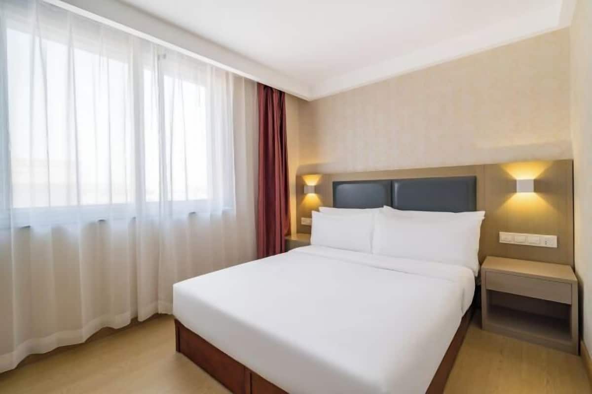 Minibar, escritorio, cortinas blackout y wifi gratis