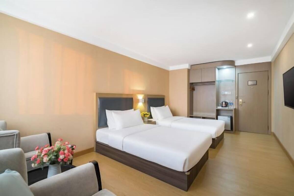 Minibar, escritorio, cortinas blackout y wifi gratis