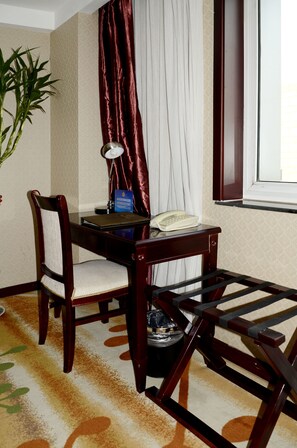 Minibar, desk, blackout drapes, free WiFi - Beijing Qihang International Hotel (Beijing)