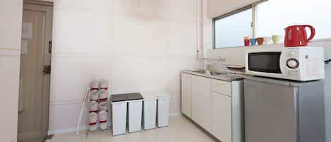 Refrigerador, microondas, placa de cocina, utensilios de cocina