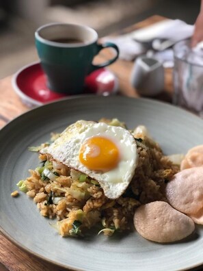 Jääkaappi, uuni, liesi, keittoastiat/astiat/ruokailuvälineet