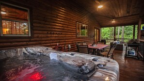 Outdoor dining - Cowboy Castle - Ridge Line Lodge, Hot Tub, Games, Outdoor Entertaining🔥 🌲 (Broken Bow)