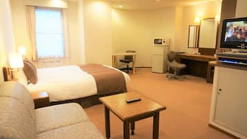 Queen Room, Non Smoking | Down comforters, memory foam beds, individually decorated, desk