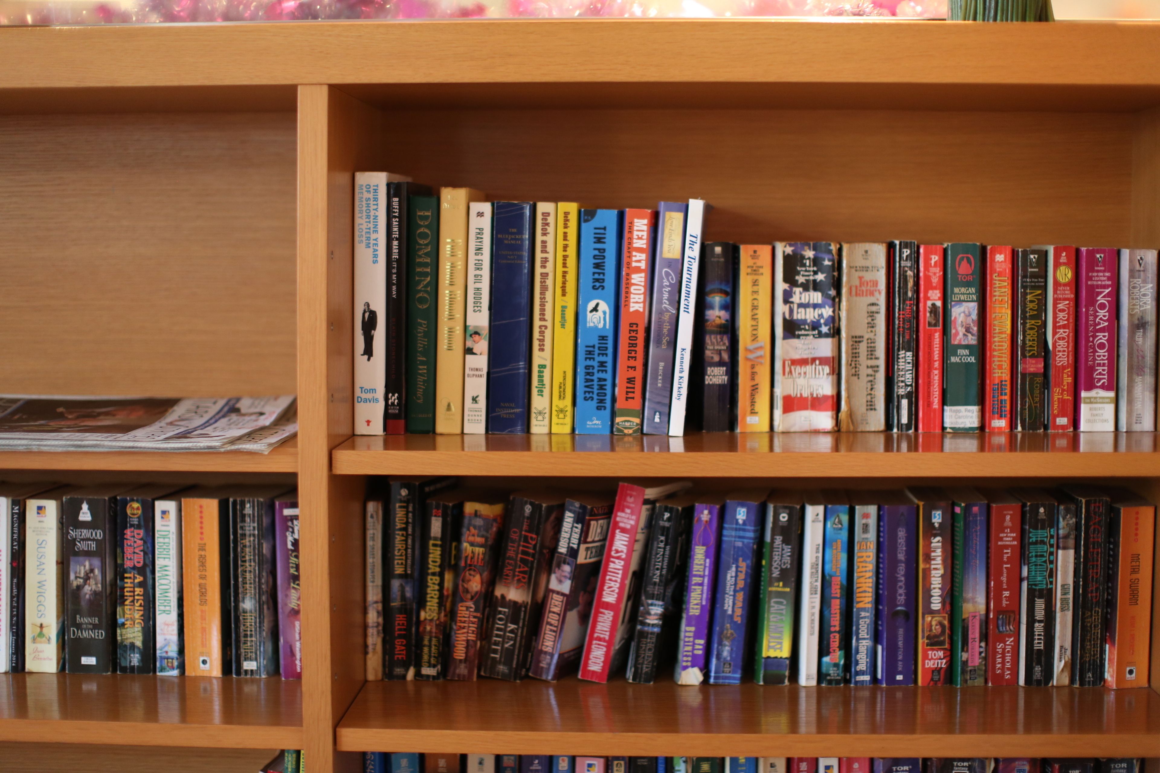 Una estantería con varios libros.