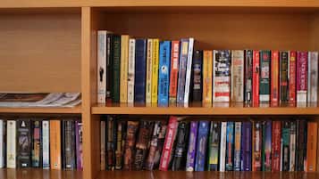 Una estantería con varios libros.