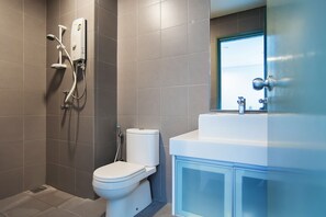 Apartment, 1 Bedroom | Bathroom | Shower, free toiletries, towels