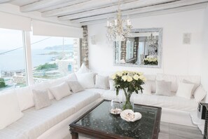 Villa, 3 habitaciones, alberca privada, vista al mar | Área de sala de estar | Televisión de pantalla plana y chimenea 