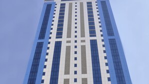 Un edificio alto con un letrero que dice 'Gulf Executive Residence-Buffair'.