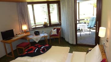 Caja de seguridad en la habitación, escritorio y cortinas blackout