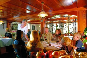 Déjeuner et dîner servis sur place, spécialités Cuisine allemande