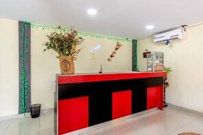 Reception - Hotel O Helvetia Residence (Medan)