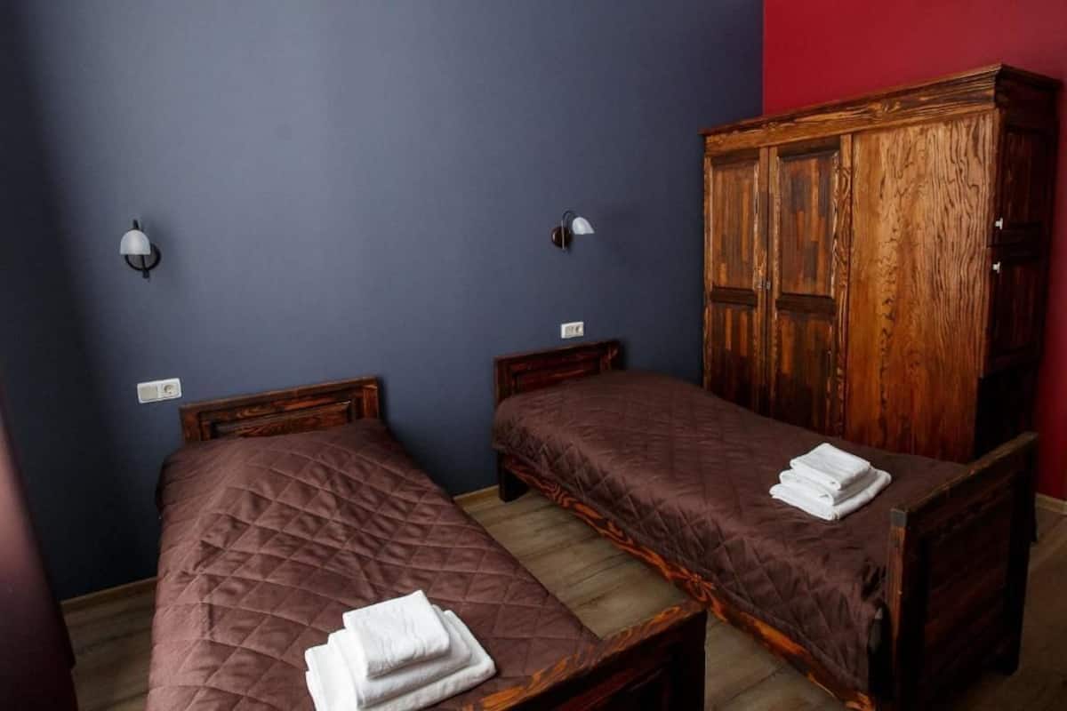 Chambre Standard avec lits jumeaux | Fer et planche à repasser, Wi-Fi gratuit, draps fournis