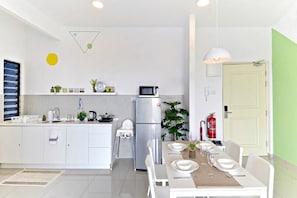 Appartement, 1 chambre | Coin cuisine privé | Grand réfrigérateur, micro-ondes, plaque de cuisson