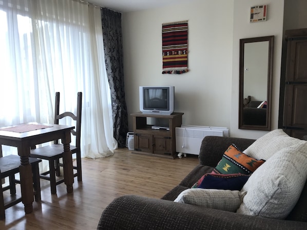 Iron/ironing board, free WiFi, bed sheets