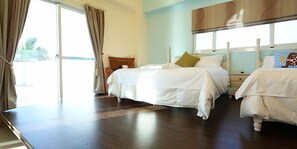 Habitación cuádruple estándar (Ocean Blue) | Escritorio, cortinas blackout, wifi gratis y ropa de cama 