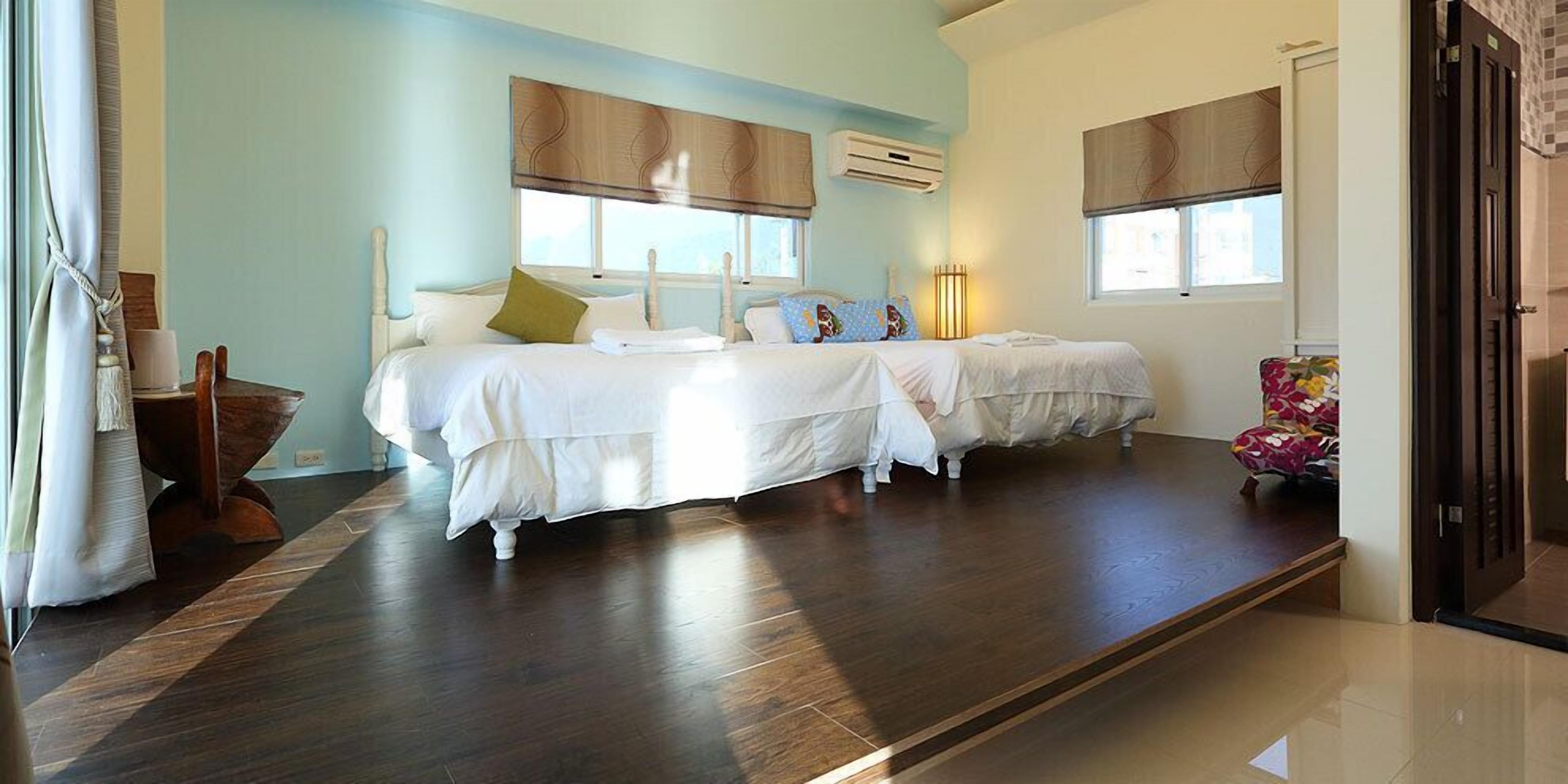 مكتب وستائر تعتيم وواي فاي مجانًا وملاءات أسرّة