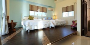 Habitación cuádruple estándar (Ocean Blue) | Escritorio, cortinas blackout, wifi gratis y ropa de cama 