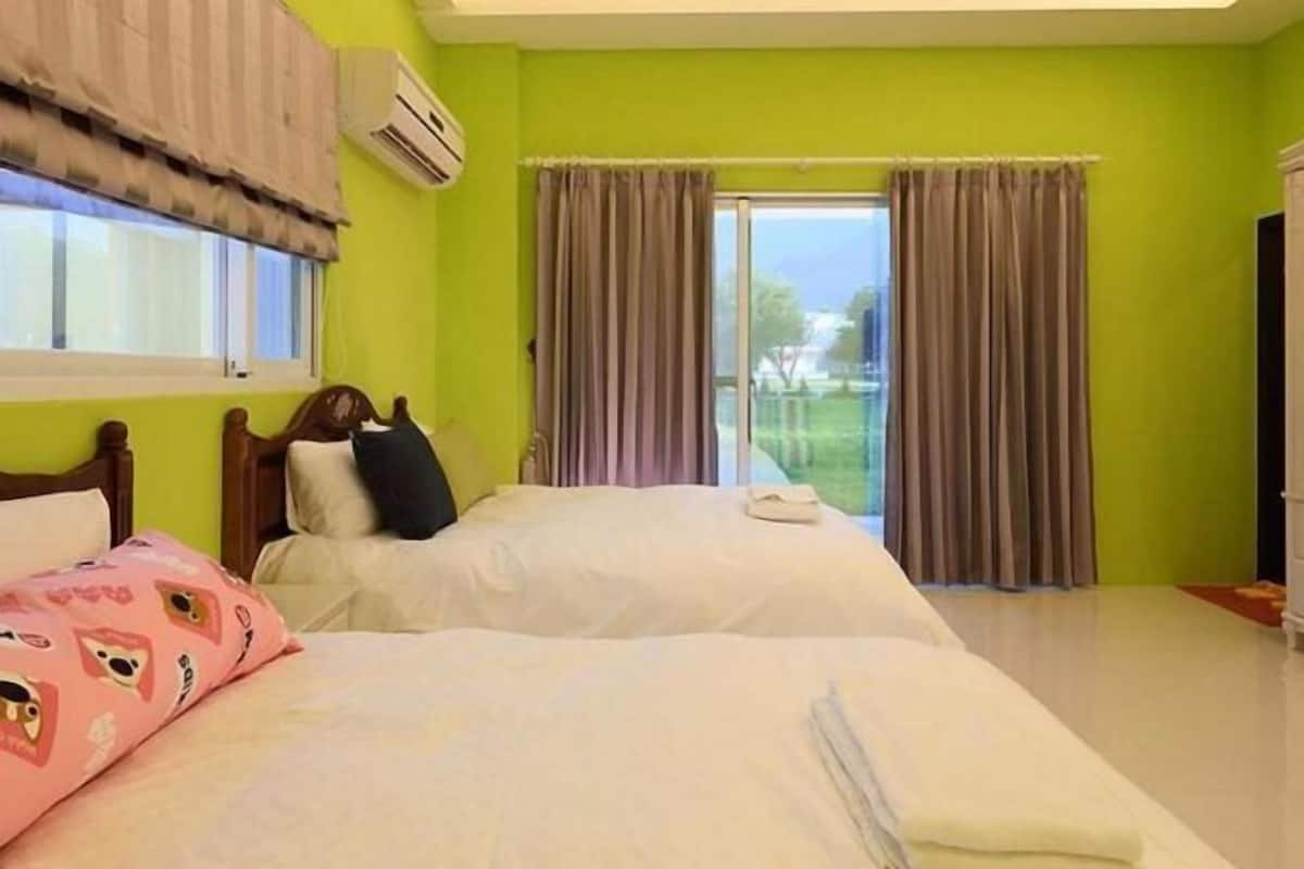 Desk, blackout drapes, free WiFi, bed sheets