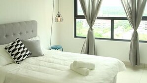 Quarto com cama, ventilador de teto, janela com cortinas e luminária pendente.