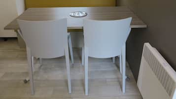 Mobil Karavan, 2 kamar tidur, teras | Makan di kamar