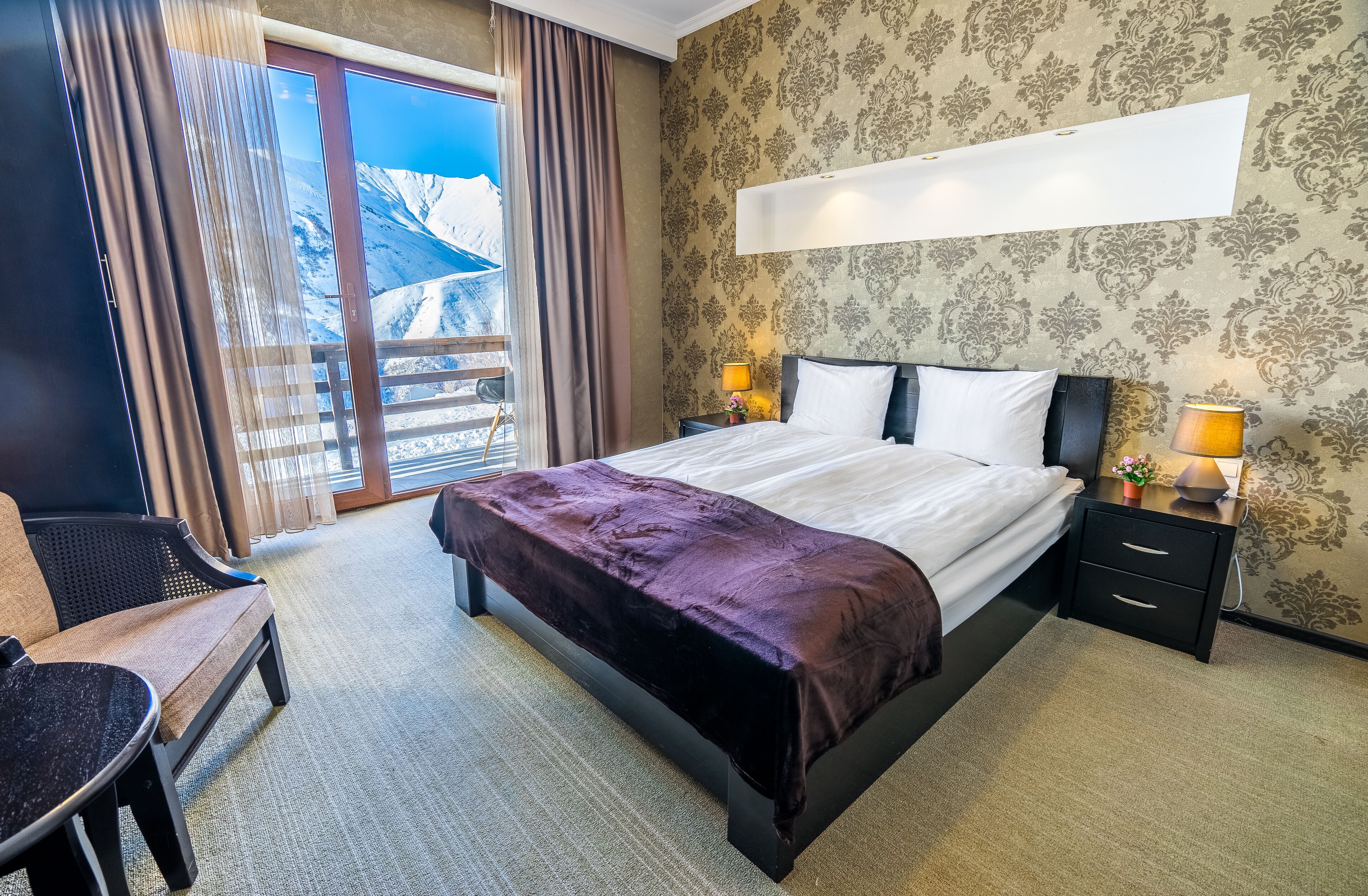 Habitación Deluxe doble, 1 cama de matrimonio, balcón, vistas a la montaña | Ropa de cama de alta calidad, caja fuerte, escritorio