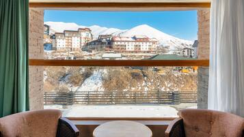 Quarto triplo luxo, 1 quarto, sacada, vista para a montanha | Vista para a montanha