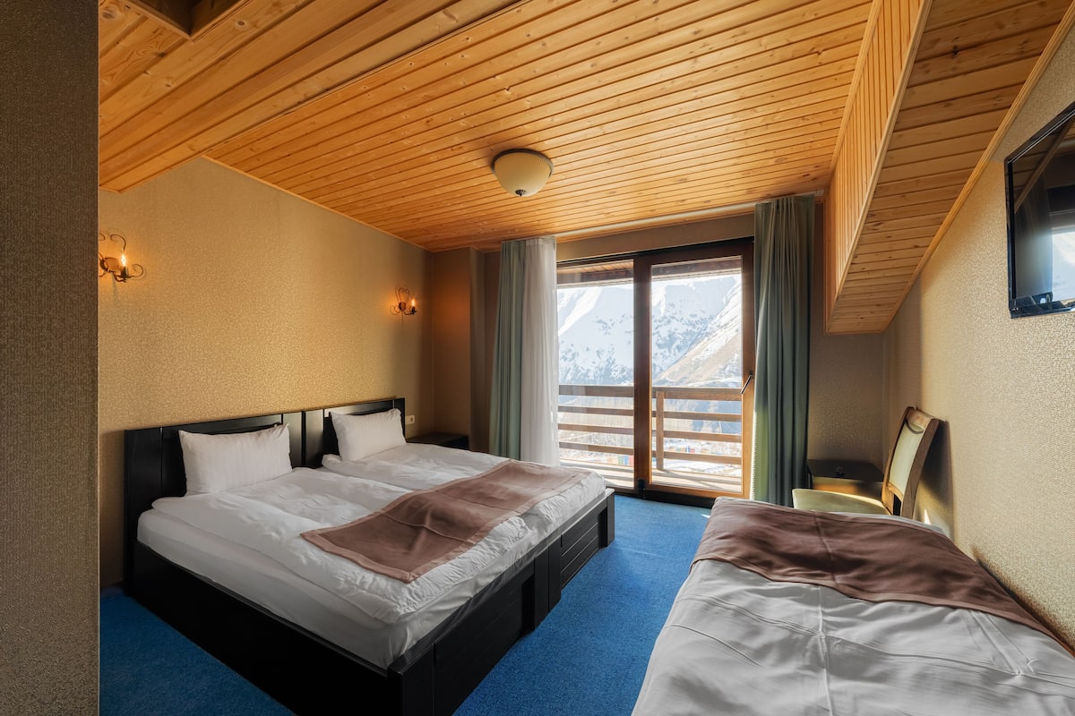 Standaard driepersoonskamer | Luxe beddengoed, een kluis op de kamer, een bureau, geluiddichte muren