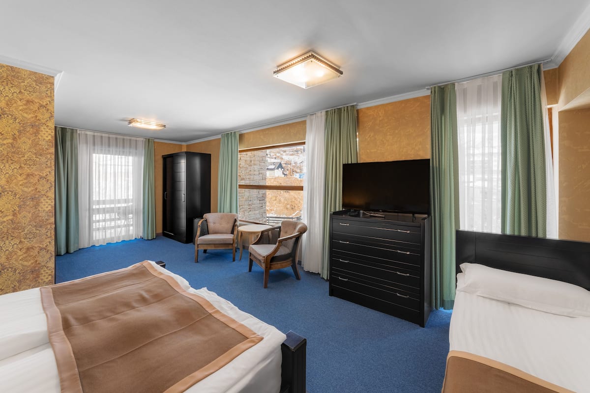 Deluxe driepersoonskamer, 1 slaapkamer, balkon, uitzicht op bergen | Luxe beddengoed, een kluis op de kamer, een bureau, geluiddichte muren