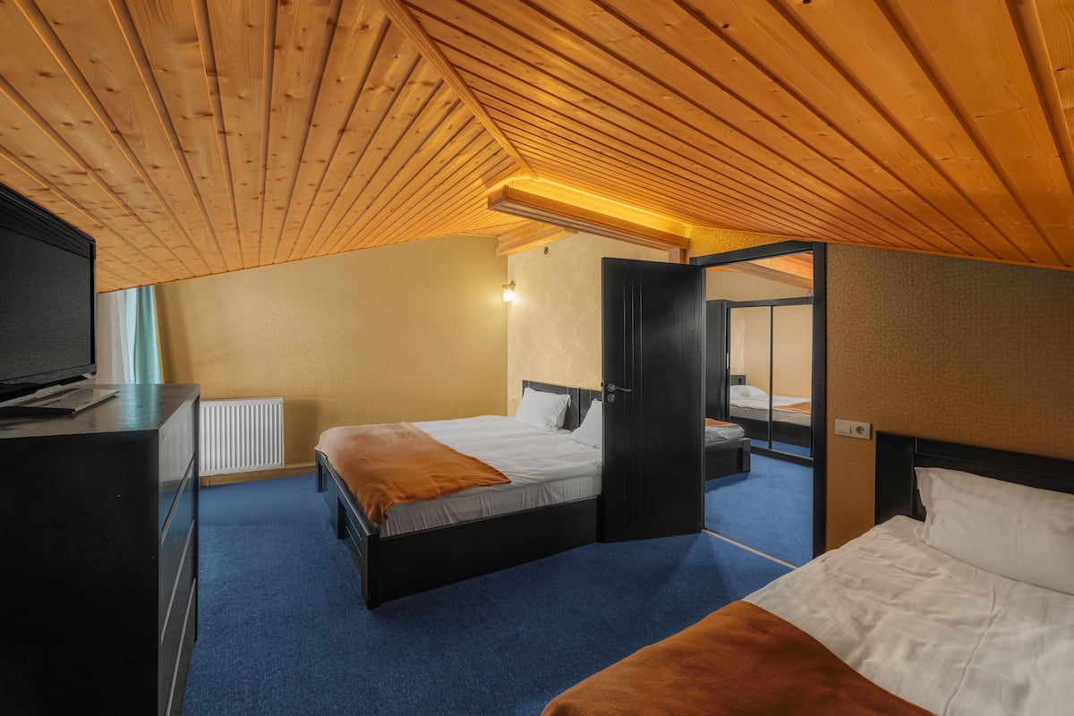 Familiekamer, 2 slaapkamers, balkon, uitzicht op resort | Luxe beddengoed, een kluis op de kamer, een bureau, geluiddichte muren