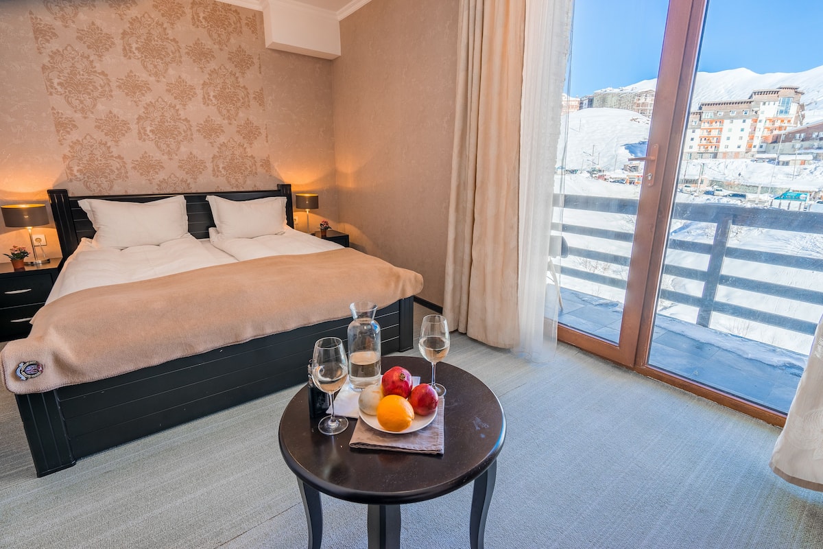 Deluxe tweepersoonskamer, 1 queensize bed, balkon, uitzicht op bergen | Luxe beddengoed, een kluis op de kamer, een bureau, geluiddichte muren