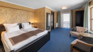 Chambre triple Deluxe, 1 chambre, balcon, vue sur la montagne | Literie de qualité, coffre-fort, bureau, système d’insonorisation