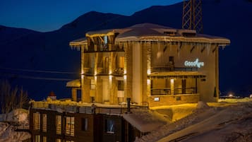 Overnatningsstedets facade – aften/nat