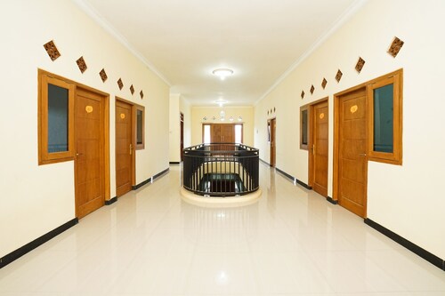 OYO 302 Karolin Homestay