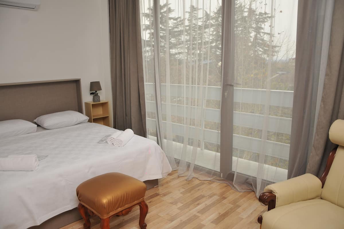 Suite, Balcony | Soundproofing, iron/ironing board, free WiFi